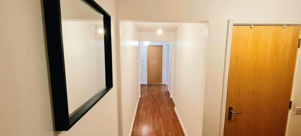 Apartment Modern Spacious 3 Bedroom Centre - Free Parking - Private Balcony - Excellent Service EDI