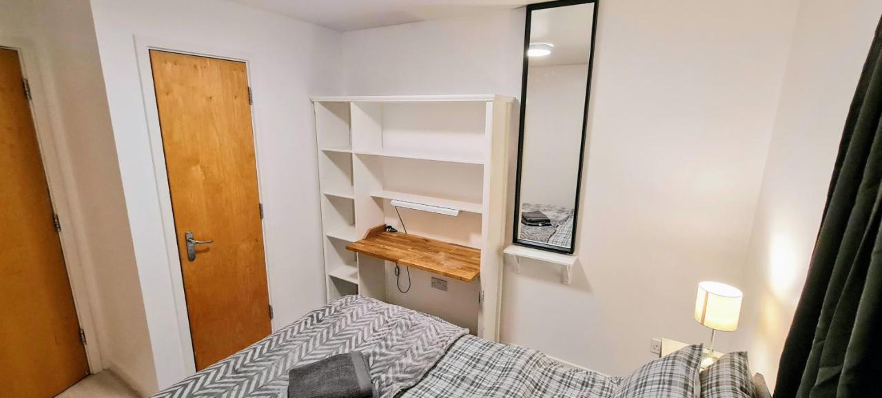 Apartment Modern Spacious 3 Bedroom Centre - Free Parking - Private Balcony - Excellent Service