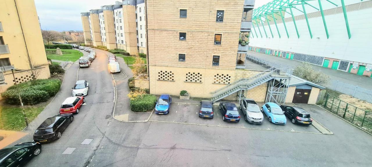 Modern Spacious 3 Bedroom Centre - Free Parking - Private Balcony - Excellent Service