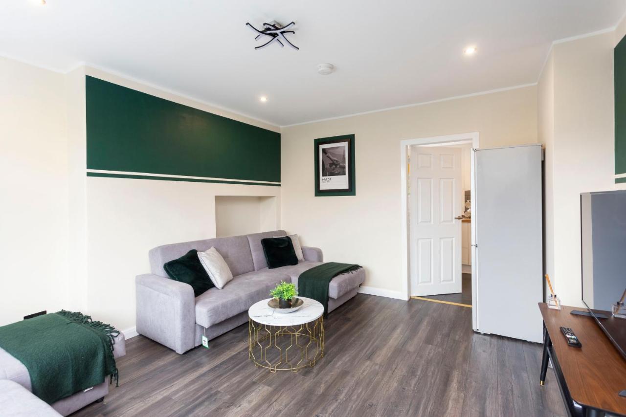 Stylish 3 Bed Abode-parking And Garden Apartment *
