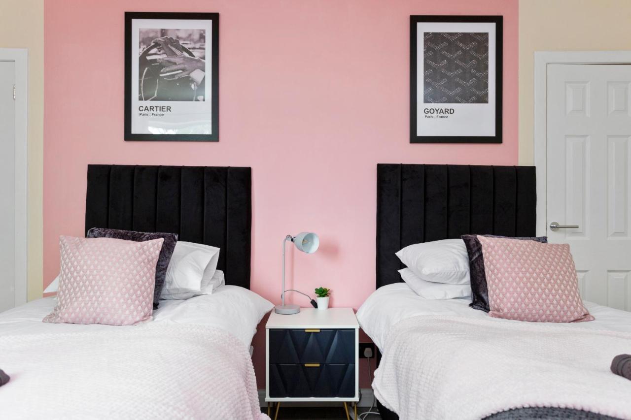 Stylish 3 Bed Abode-parking And Garden Apartment