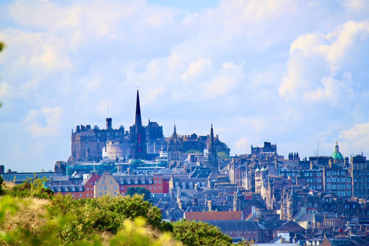 View In The Heart Of Edinburgh: Castle To Sea Apartment