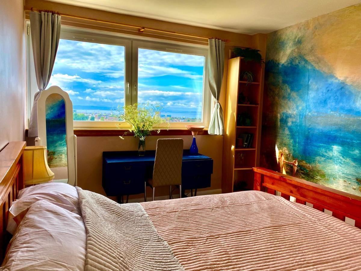 View In The Heart Of Edinburgh: Castle To Sea Apartment