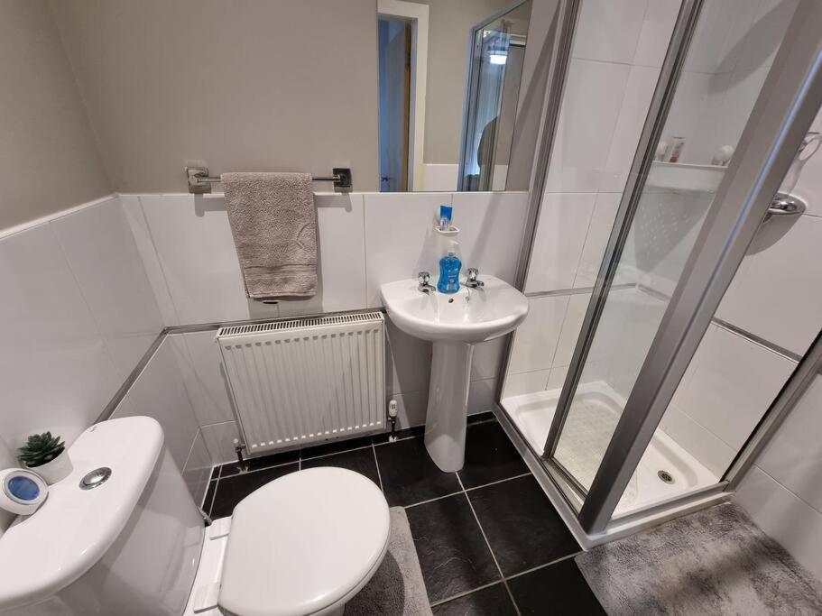 Lovely & Peaceful 2 Bedroom With En-suite, Leith, Apartment