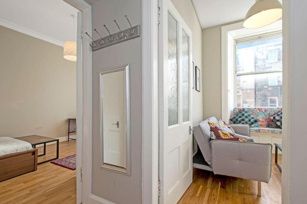 Centre 1-bed Flat, Sleeps 3 Édimbourg
