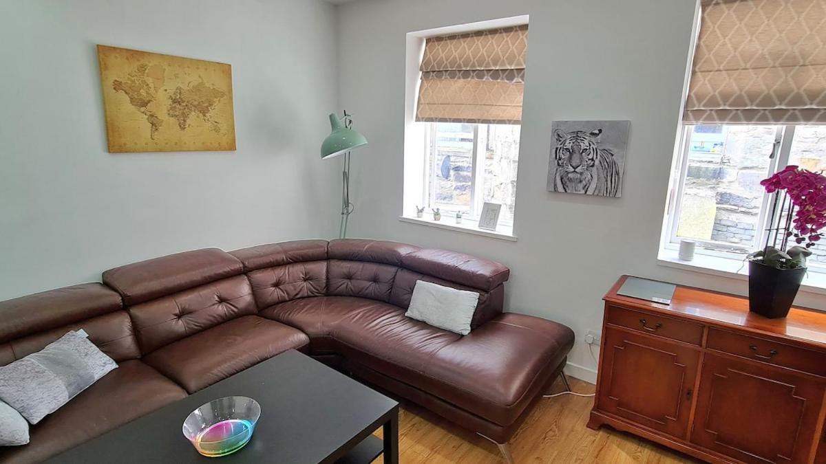 Luxurious Spacious 3 Bedroom - City Centre - Excellent Location - Five Star Amenities & Service Apartment *