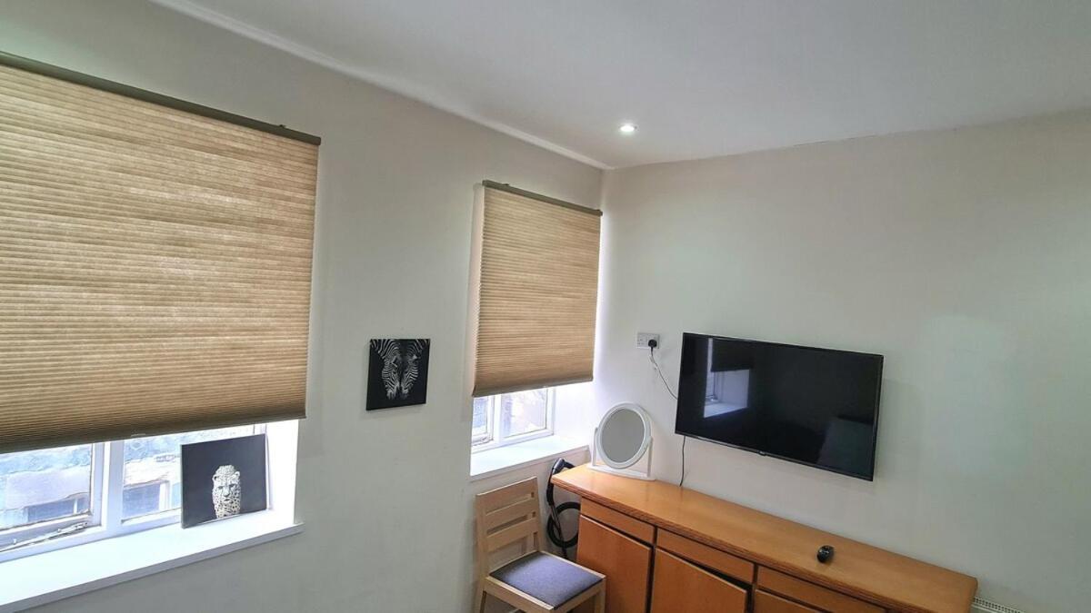 Luxurious Spacious 3 Bedroom - City Centre - Excellent Location - Five Star Amenities & Service *