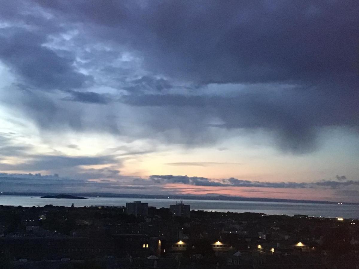 Apartment View In The Heart Of Edinburgh: Castle To Sea *