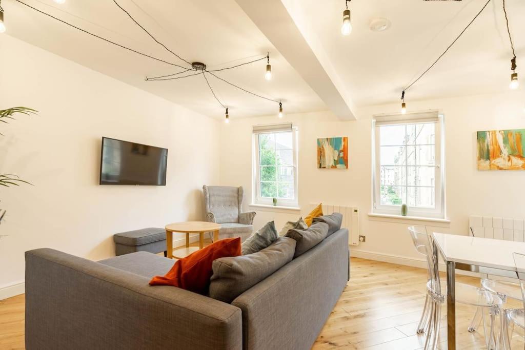 Apartment Central, Bright 2 Bed Flat - Pool & Sauna *