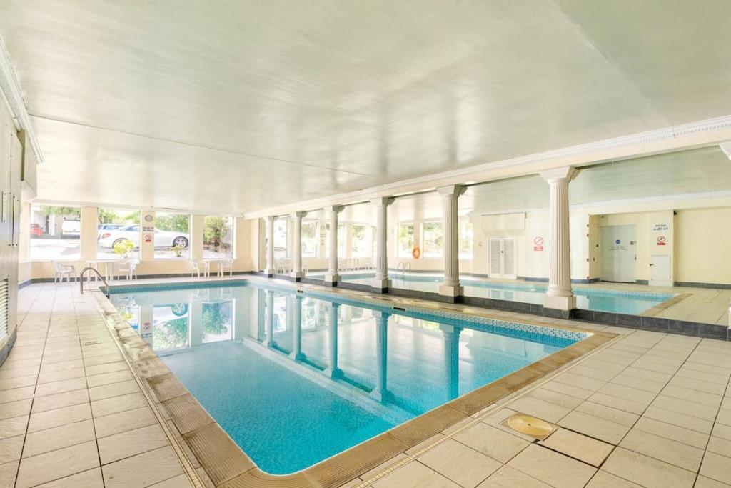 Central, Bright 2 Bed Flat - Pool & Sauna Apartment *