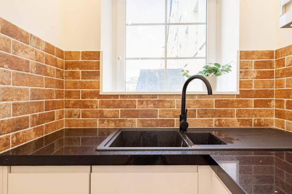 Central, Bright 2 Bed Flat - Pool & Sauna Edinburgh