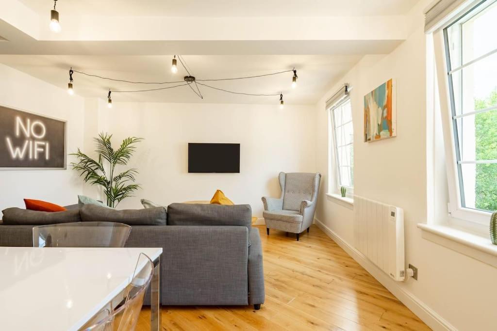 Central, Bright 2 Bed Flat - Pool & Sauna *