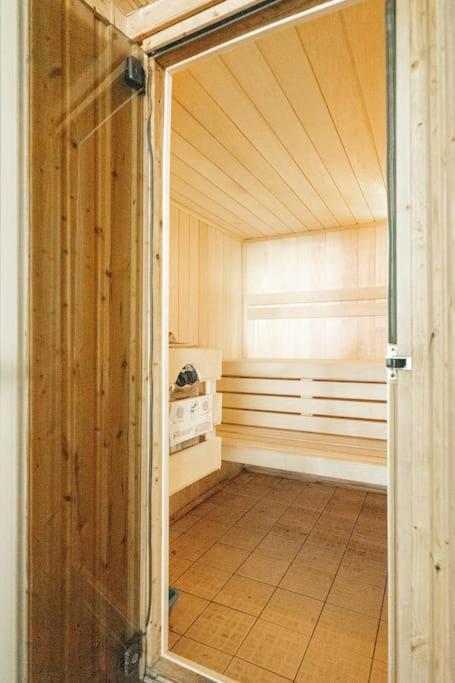 Apartment Central, Bright 2 Bed Flat - Pool & Sauna