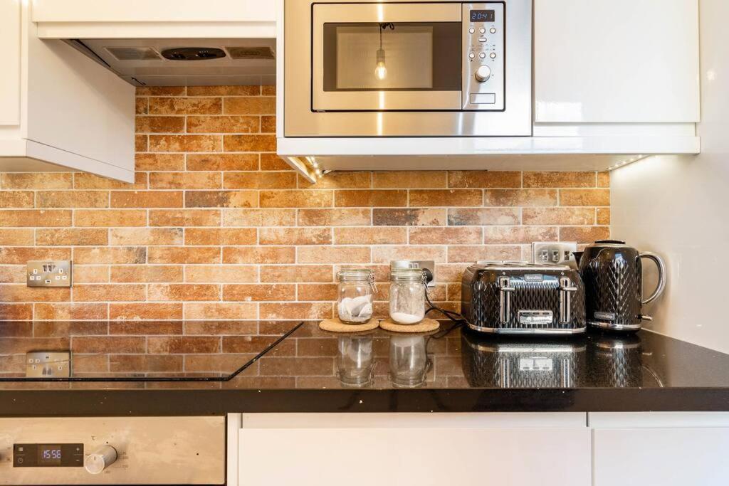 Central, Bright 2 Bed Flat - Pool & Sauna Apartment *