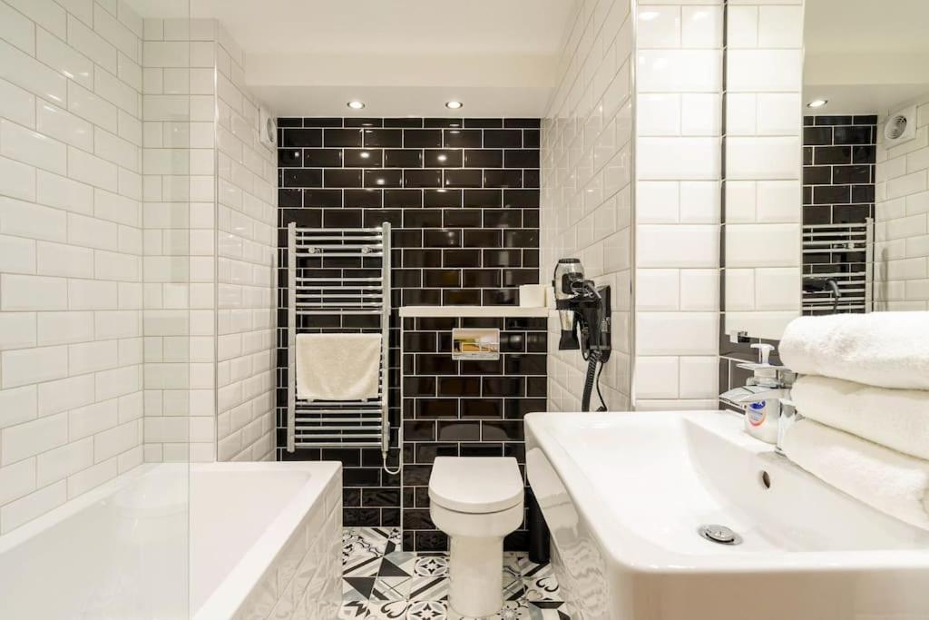 Central, Bright 2 Bed Flat - Pool & Sauna
