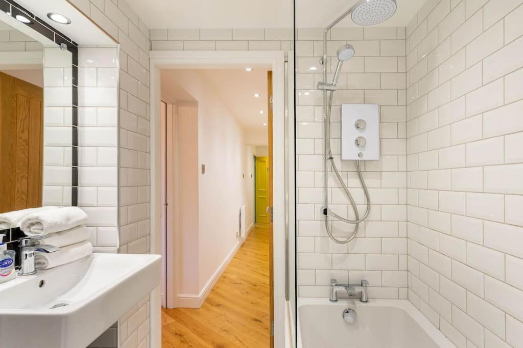 Central, Bright 2 Bed Flat - Pool & Sauna Apartment Edinburgh