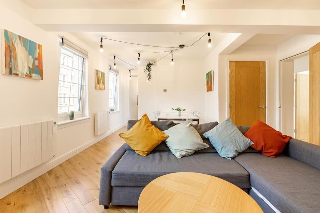 Central, Bright 2 Bed Flat - Pool & Sauna Apartment