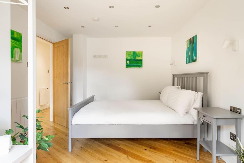 Central, Bright 2 Bed Flat - Pool & Sauna Apartment *