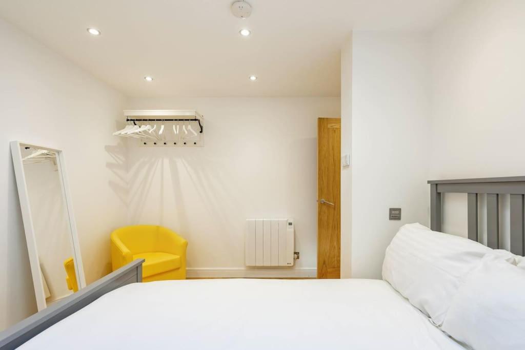 Central, Bright 2 Bed Flat - Pool & Sauna