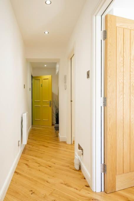 Central, Bright 2 Bed Flat - Pool & Sauna