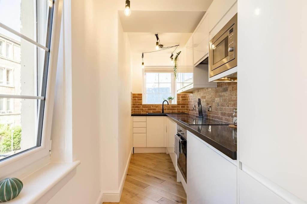 Central, Bright 2 Bed Flat - Pool & Sauna Apartment Edinburgh