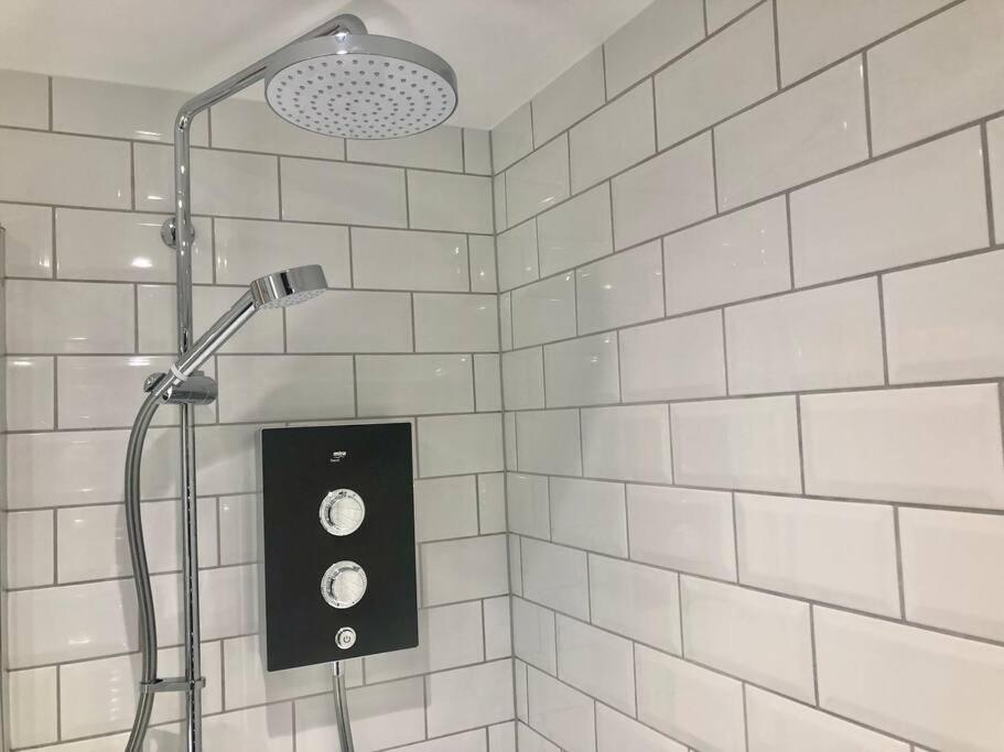 Central, Bright 2 Bed Flat - Pool & Sauna Apartment *