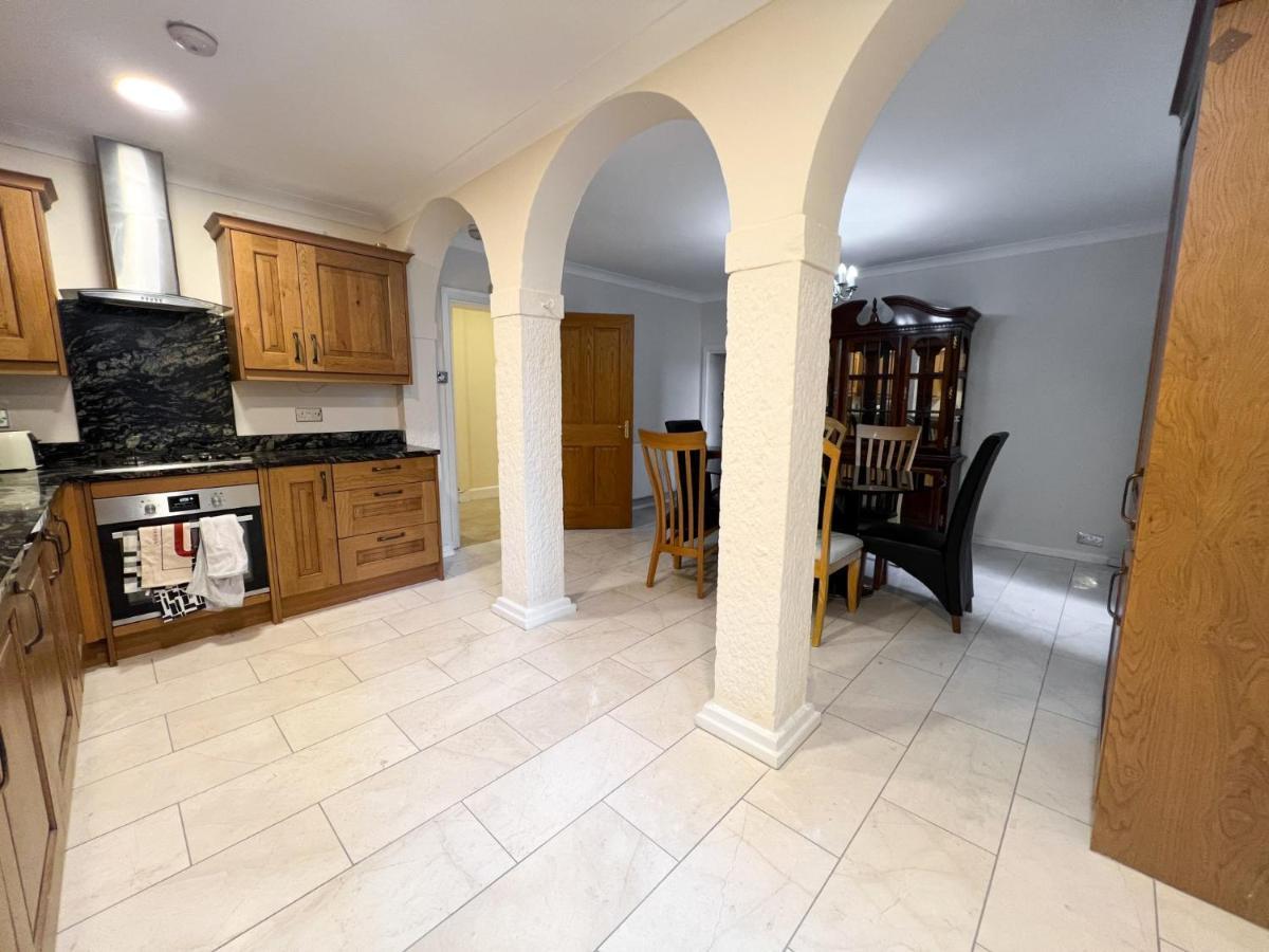 Spacious Flat Sleeps 8 Near Princes Street