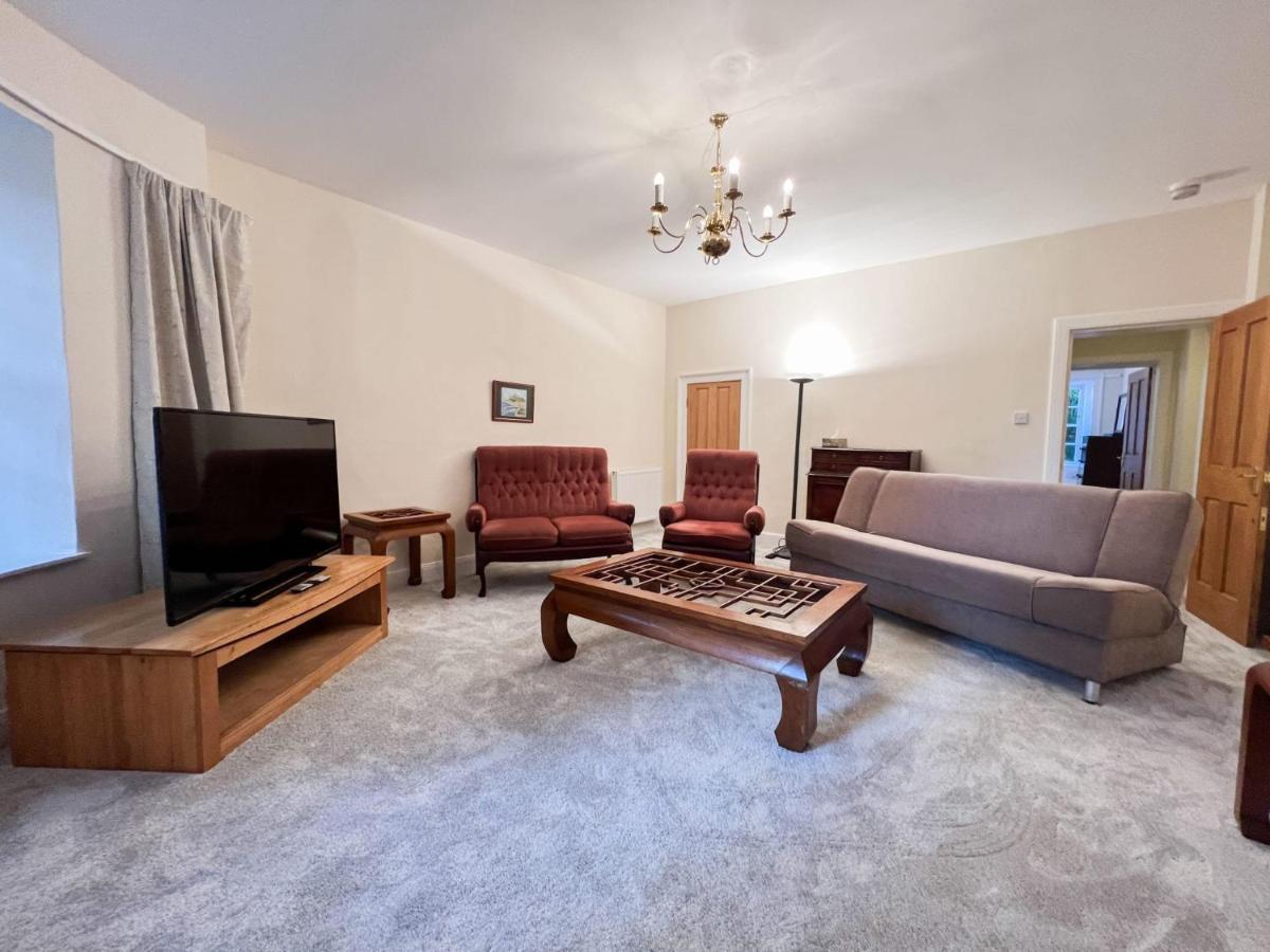 Spacious Flat Sleeps 8 Near Princes Street