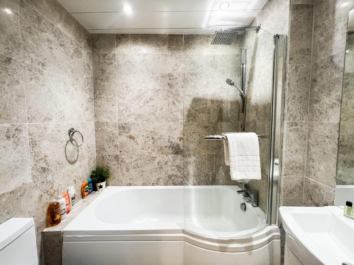Spacious Flat Sleeps 8 Near Princes Street