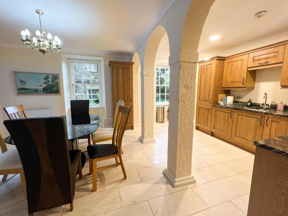 Spacious Flat Sleeps 8 Near Princes Street *