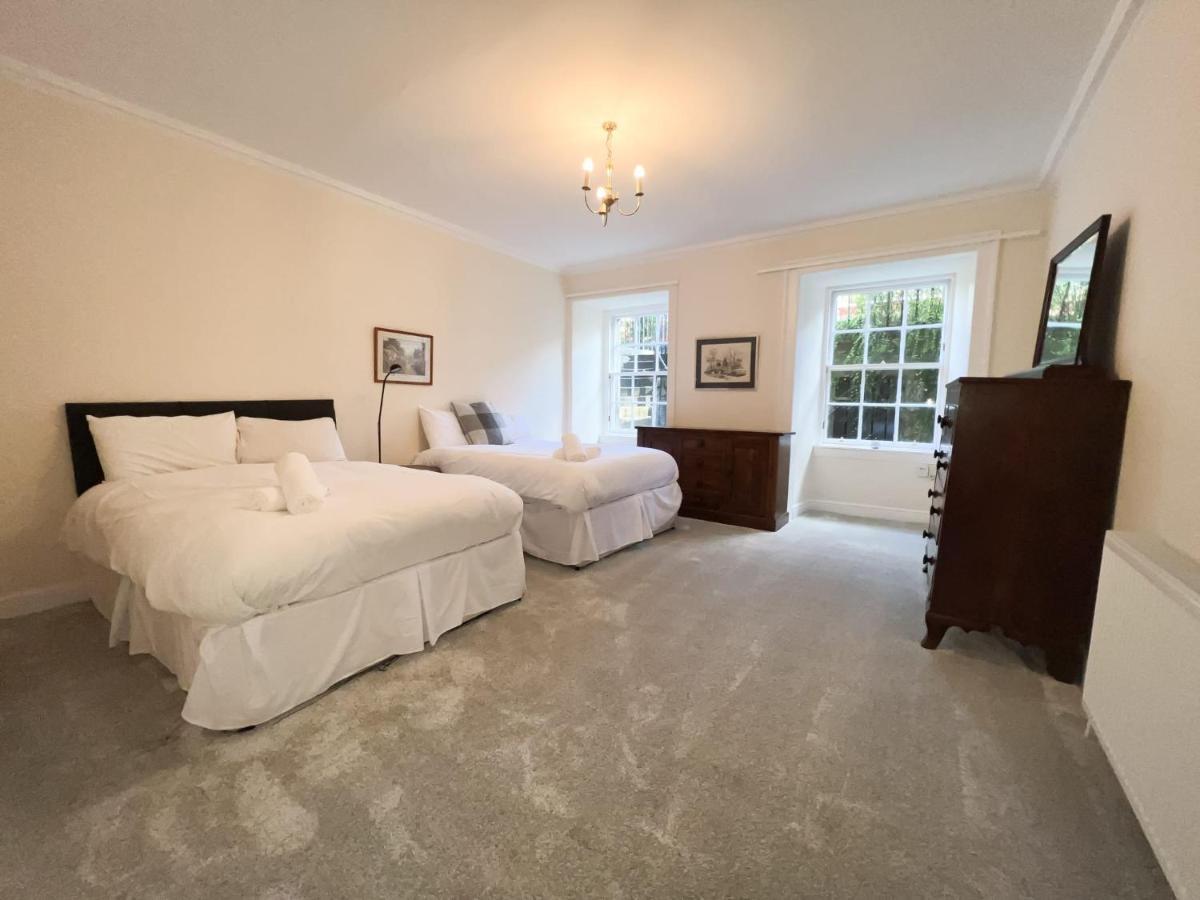 Spacious Flat Sleeps 8 Near Princes Street * Édimbourg