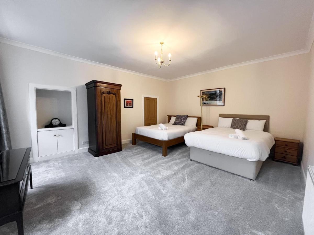 Spacious Flat Sleeps 8 Near Princes Street *