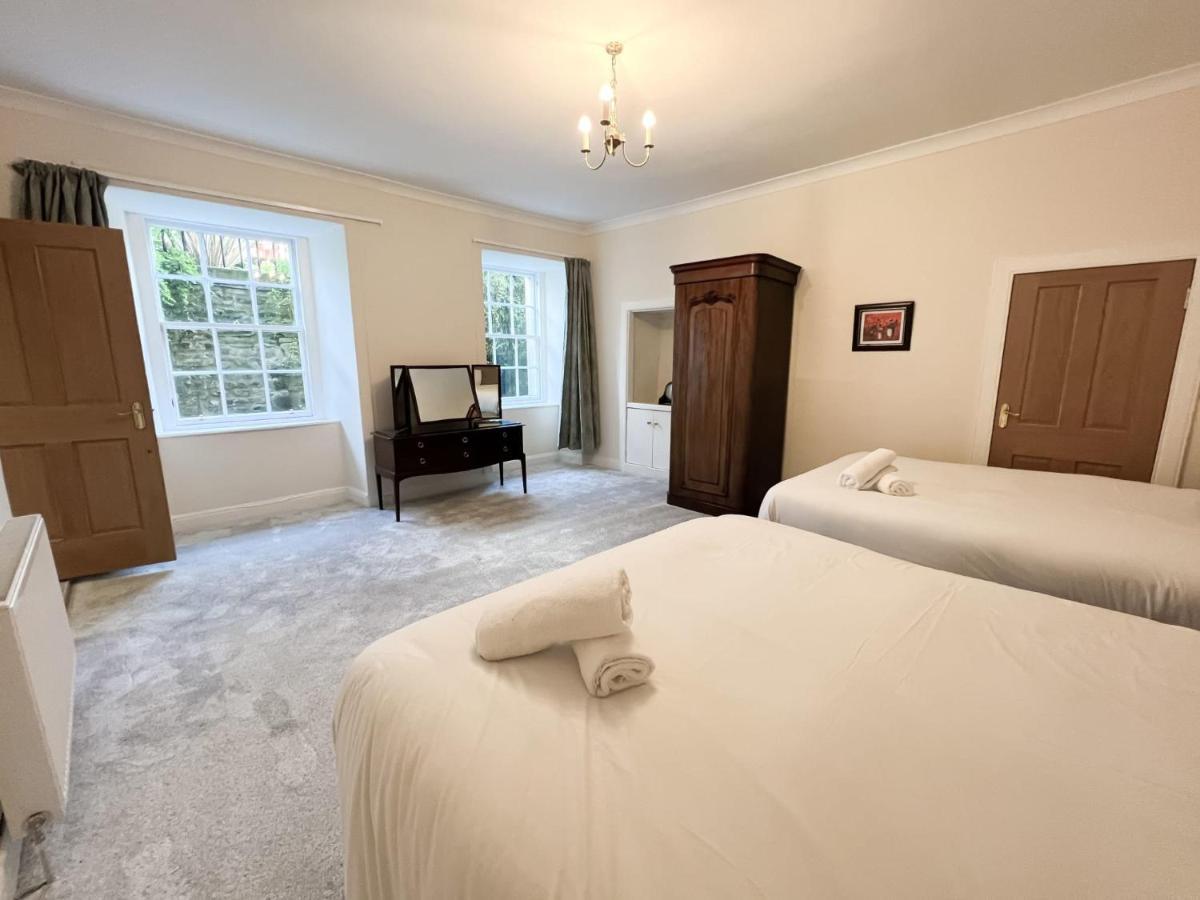 Apartment Spacious Flat Sleeps 8 Near Princes Street EDI