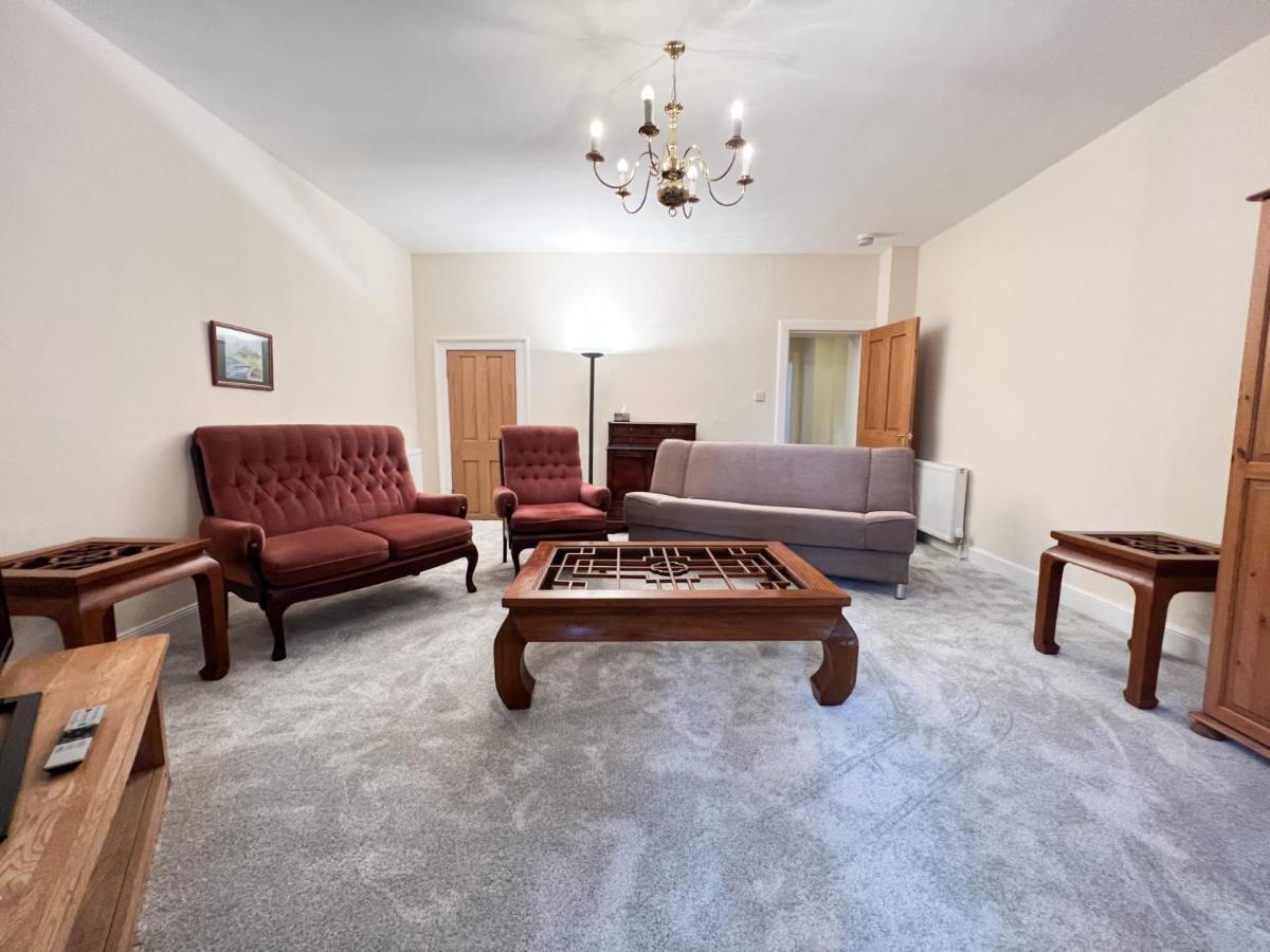 Spacious Flat Sleeps 8 Near Princes Street