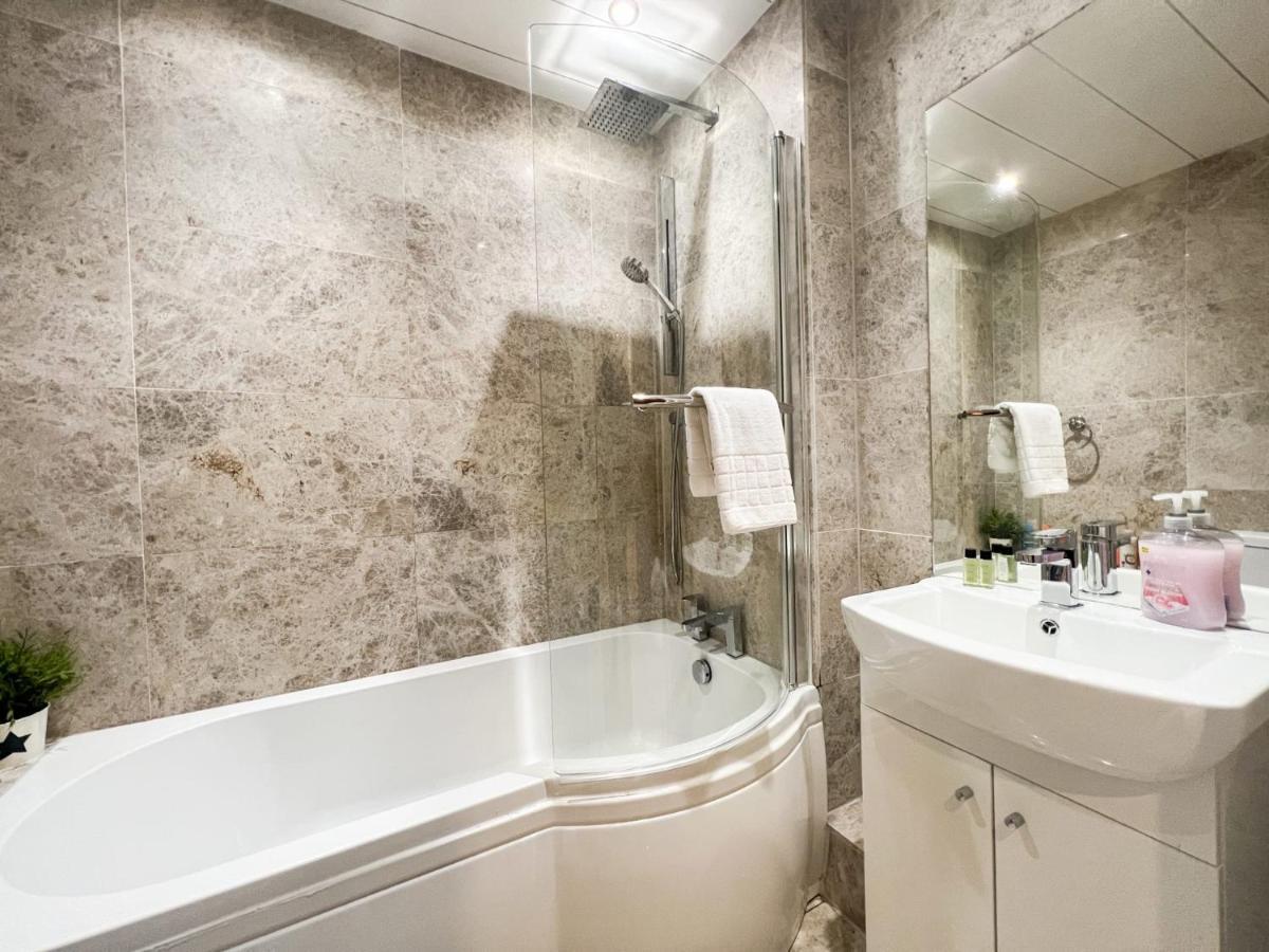Spacious Flat Sleeps 8 Near Princes Street Apartment *