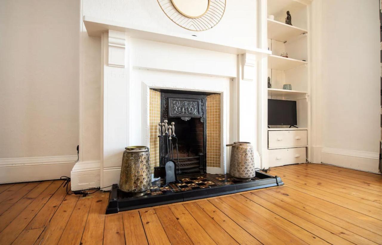 Entire Period Flat By Centre