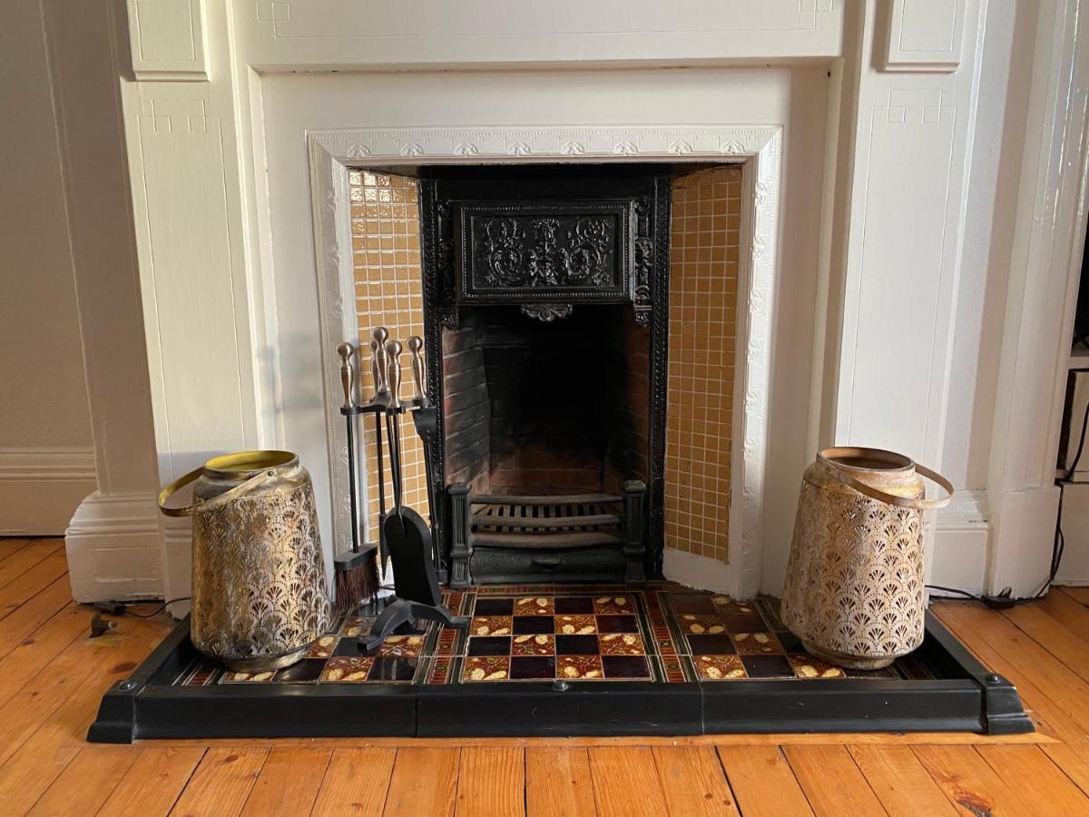 Entire Period Flat By Centre