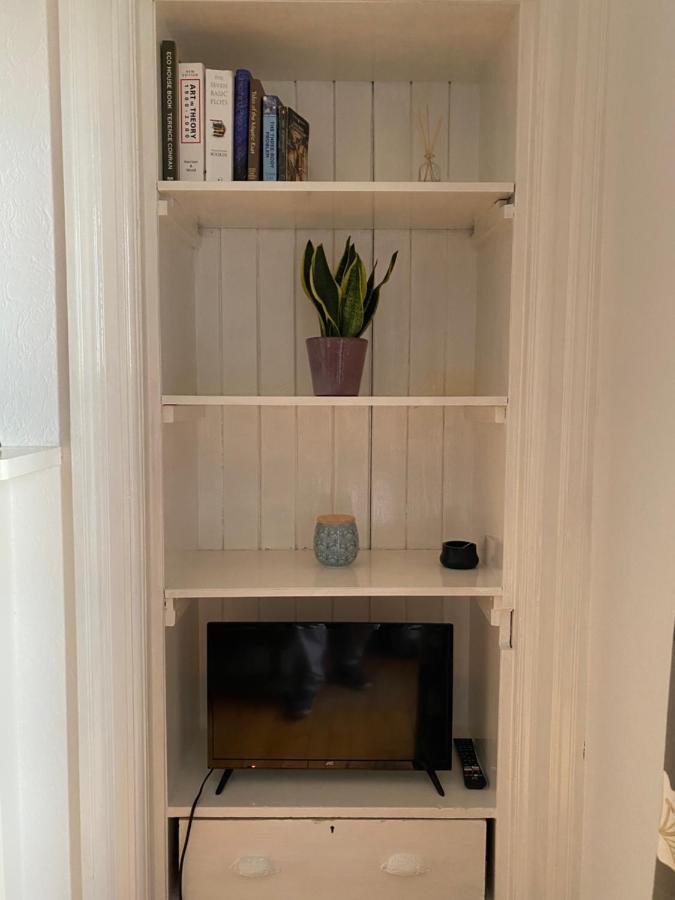 Entire Period Flat By Centre
