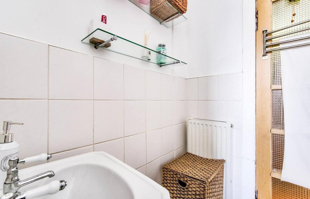 Entire Period Flat By Centre *