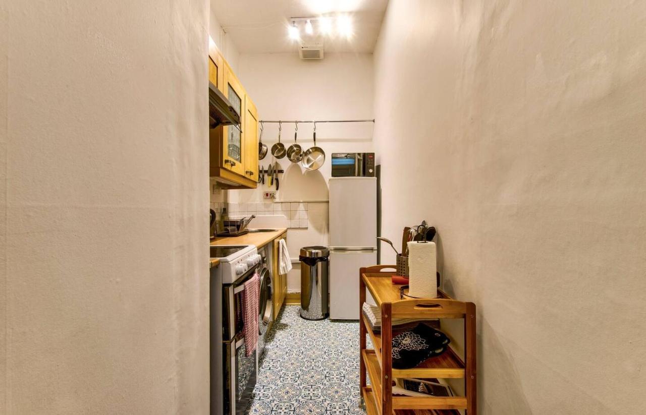 Entire Period Flat By Centre *