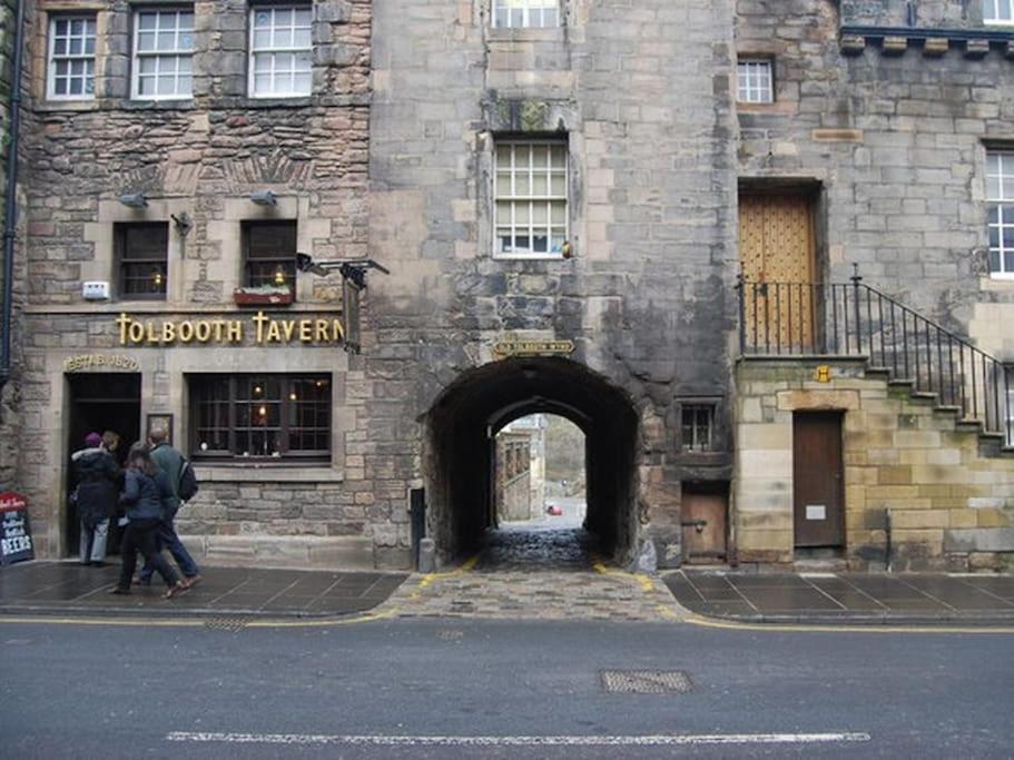 Next To The Palace And Royal Mile With Parking *