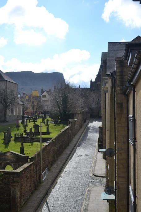 Next To The Palace And Royal Mile With Parking Apartment
