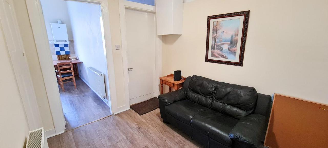Spacious Ensuite In Centre - Five Star Amenities - Excellent Location *