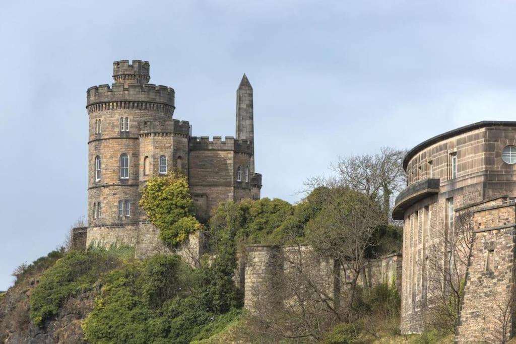Next To The Palace And Royal Mile With Parking Edinburgh