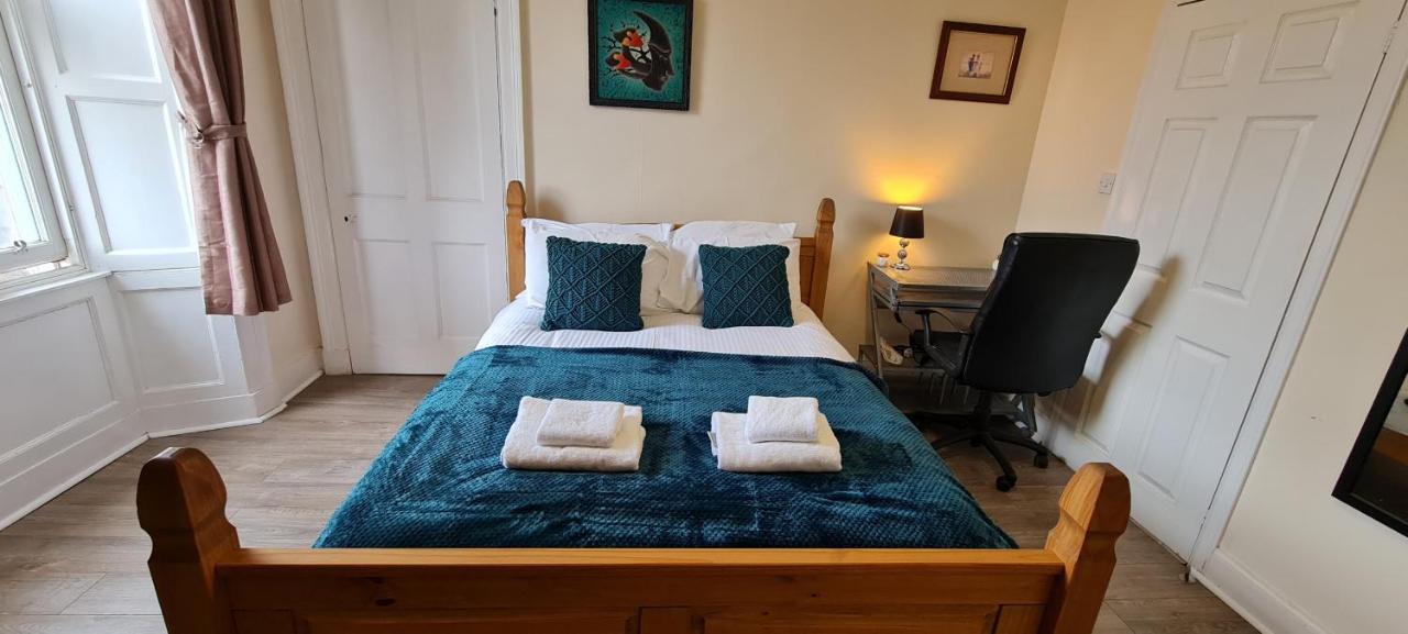 Spacious Ensuite In Centre - Five Star Amenities - Excellent Location *