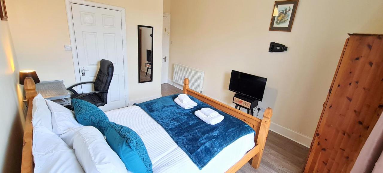 Spacious Ensuite In Centre - Five Star Amenities - Excellent Location Guest house *