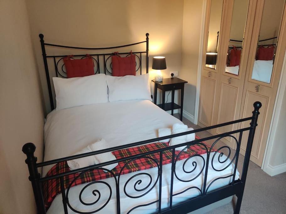 Next To The Palace And Royal Mile With Parking
