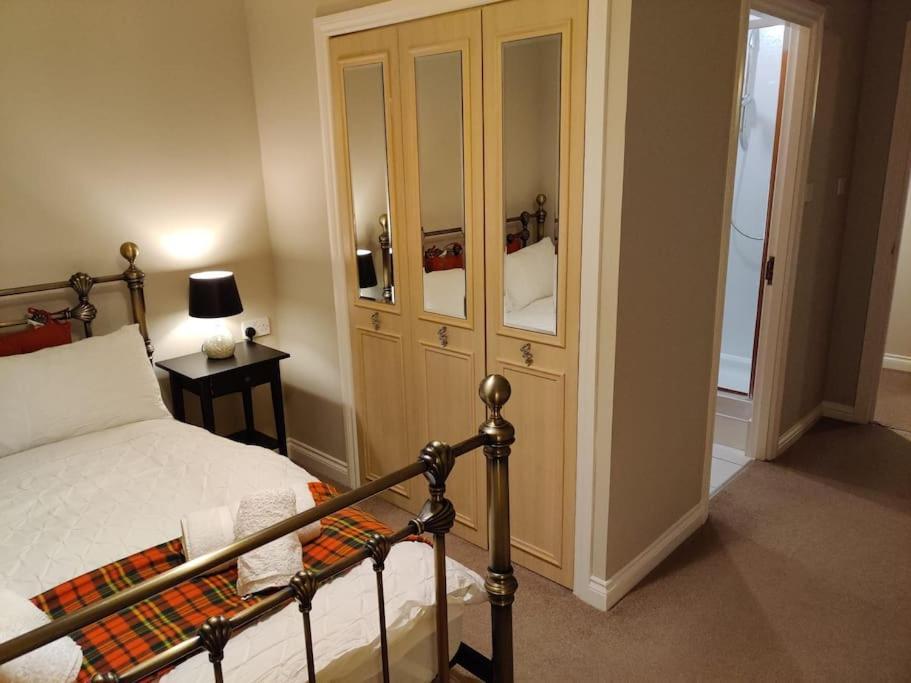 Next To The Palace And Royal Mile With Parking *