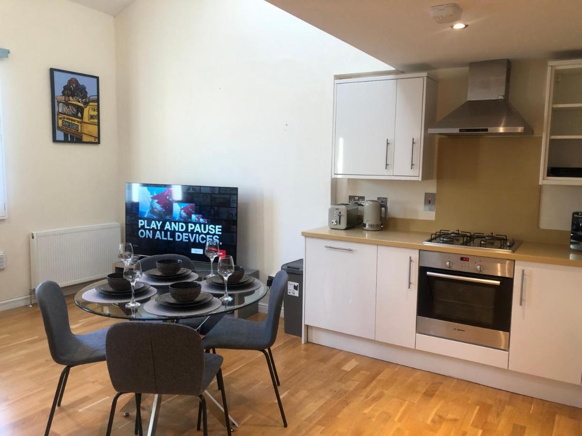 Private Parking 2 Bed 2 Bath Apartment Edinburgh