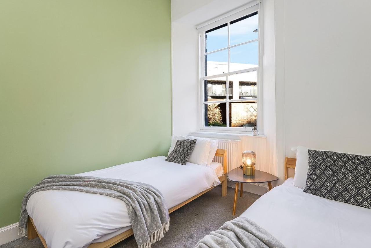 Apartment Centre 2 Bedroom Main Door